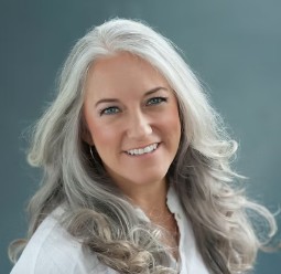 Енні Окерлін (Annie Okerlin), сертифікований викладач iRest®, адаптований йога-терапевт.